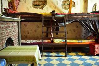 Хостелы Beliy Kakadu Ужгород Спальное место на двухъярусной кровати в общем номере для мужчин и женщин-1