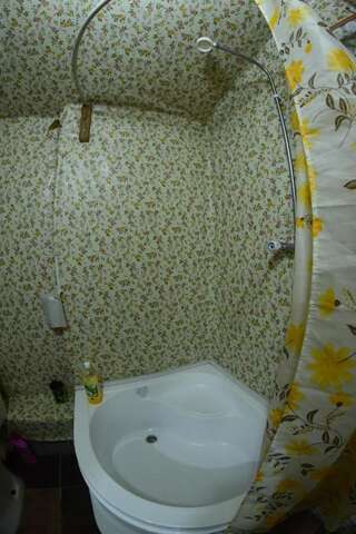 Хостелы Beliy Kakadu Ужгород Спальное место на двухъярусной кровати в общем номере для мужчин и женщин-9